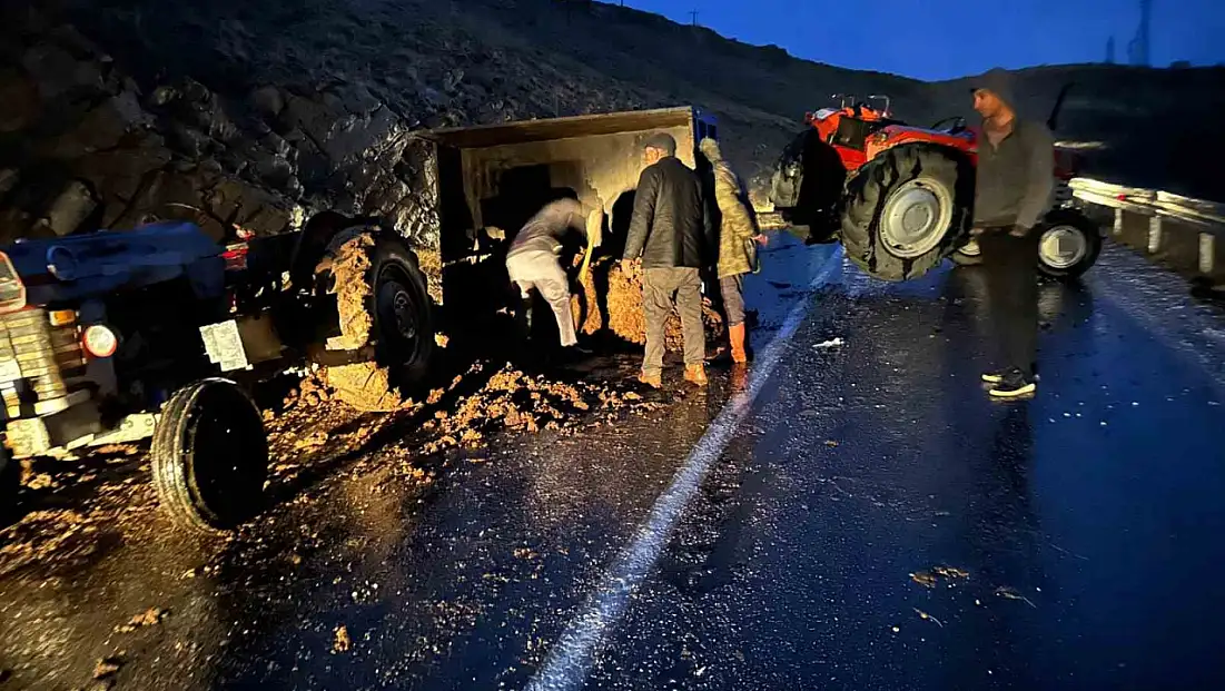 Elazığ'da hayvan gübresi yüklü traktör devrildi