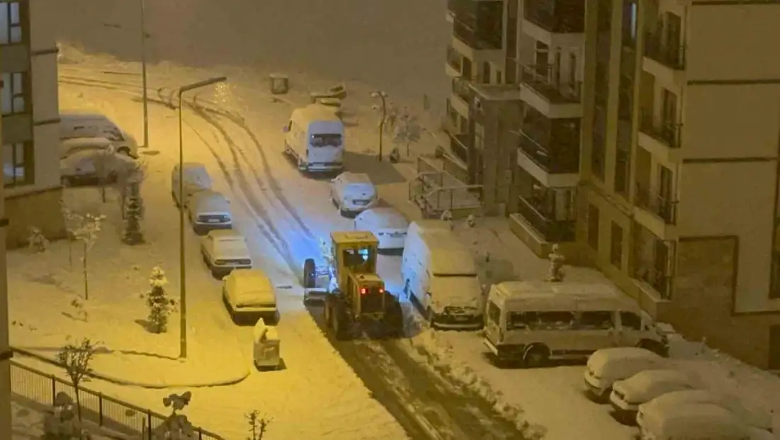 Elazığ'da kar yağışıyla birlikte ekipler çalışmalara başladı