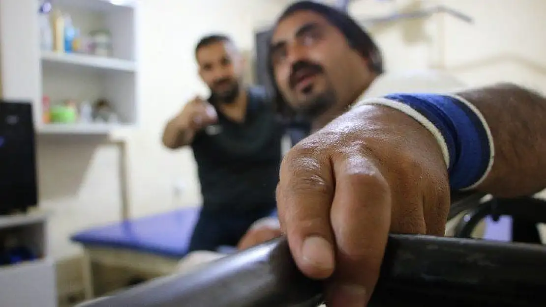 15 yıl yatağa bağlı kaldıktan sonra konuşmayı yeniden öğrenip, dikilen koluyla halter kaldırmaya başladı