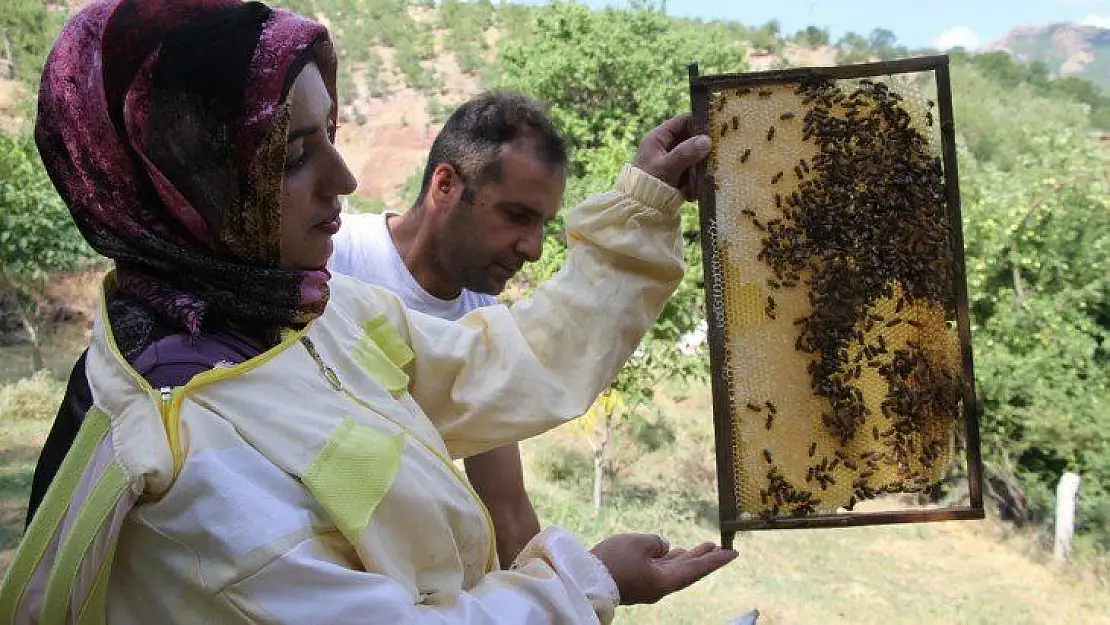 2 çocuk annesi  'Ben yaparım dedi' ve yaptı, devletten aldığı destek ile arıcı oldu