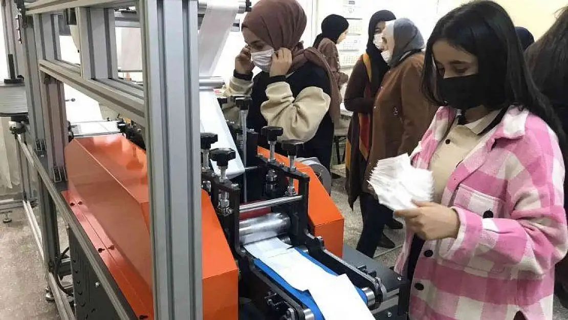Maske üreten öğrenci ve öğretmenlerin hedefi 1 milyon TL