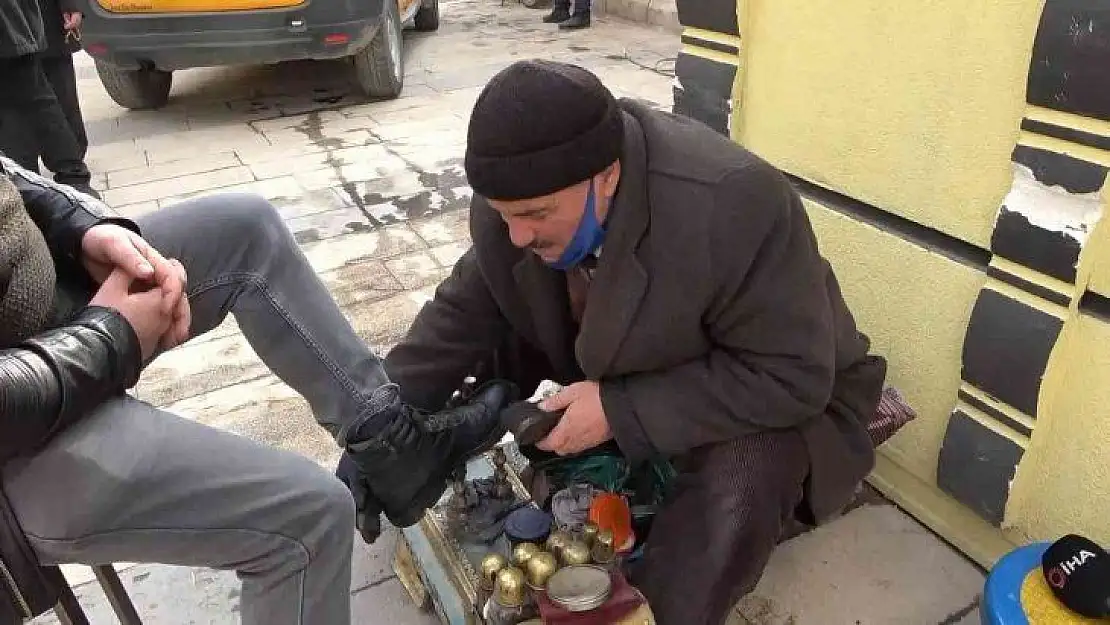 45 Yıldır ayakkabı boyuyor