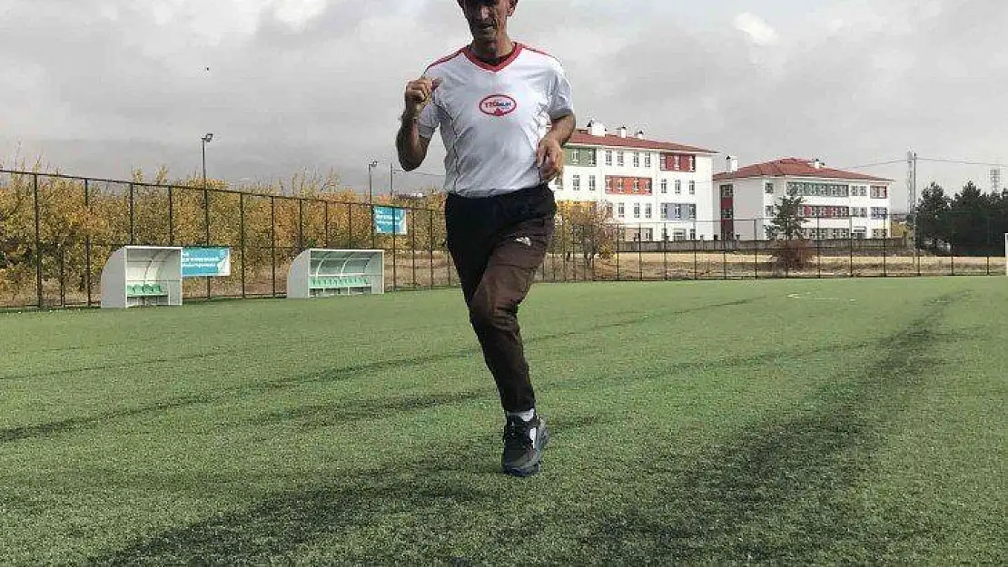 58 yaşındaki muhtar gençlere taş çıkartıyor..