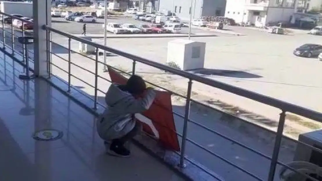 6 yaşındaki kızın bayrak sevgisi..