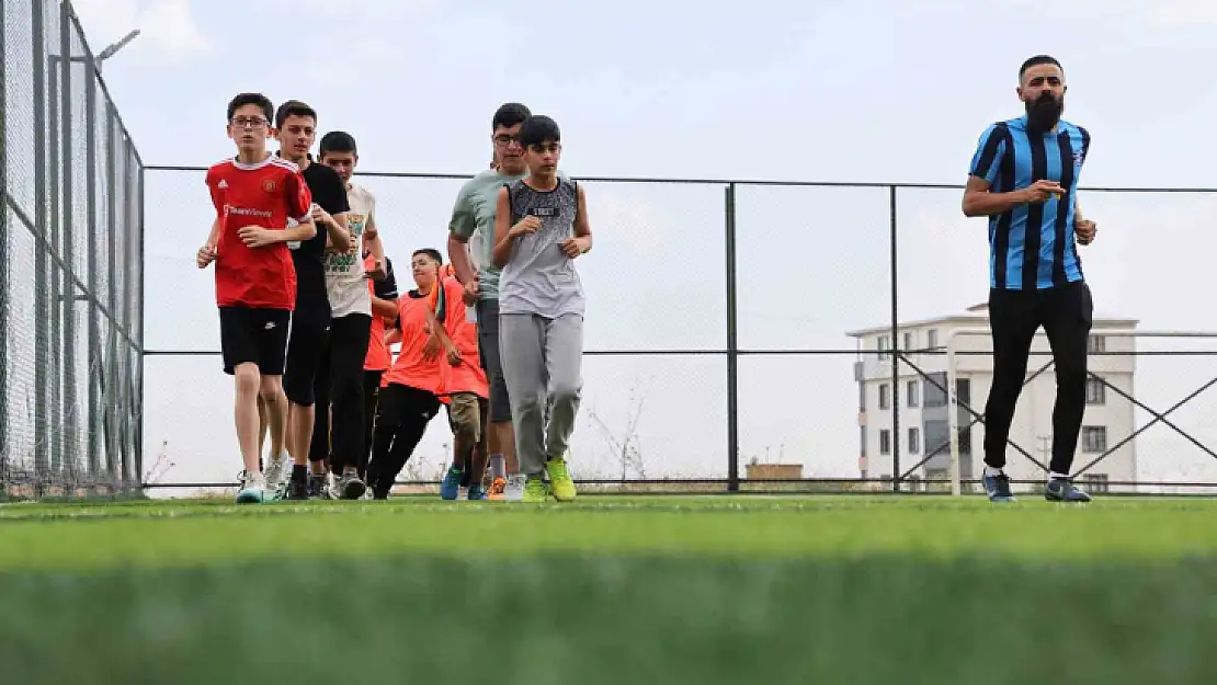 Amatör futbolcu, çocuklara kitap okuma tutkusunu futbolla aşılıyor