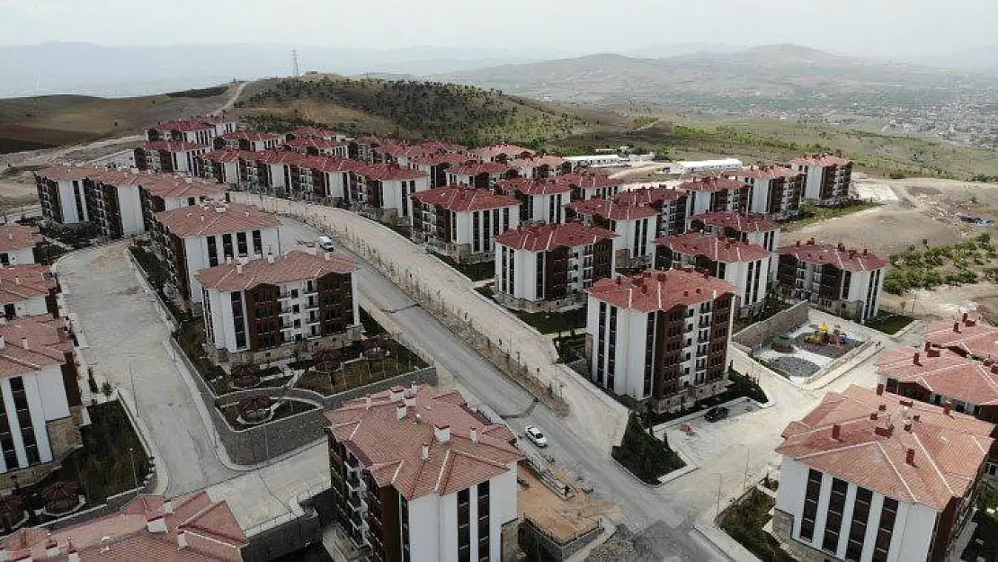 Anahtarlarını alan depremzedeler: 'Evler harika'