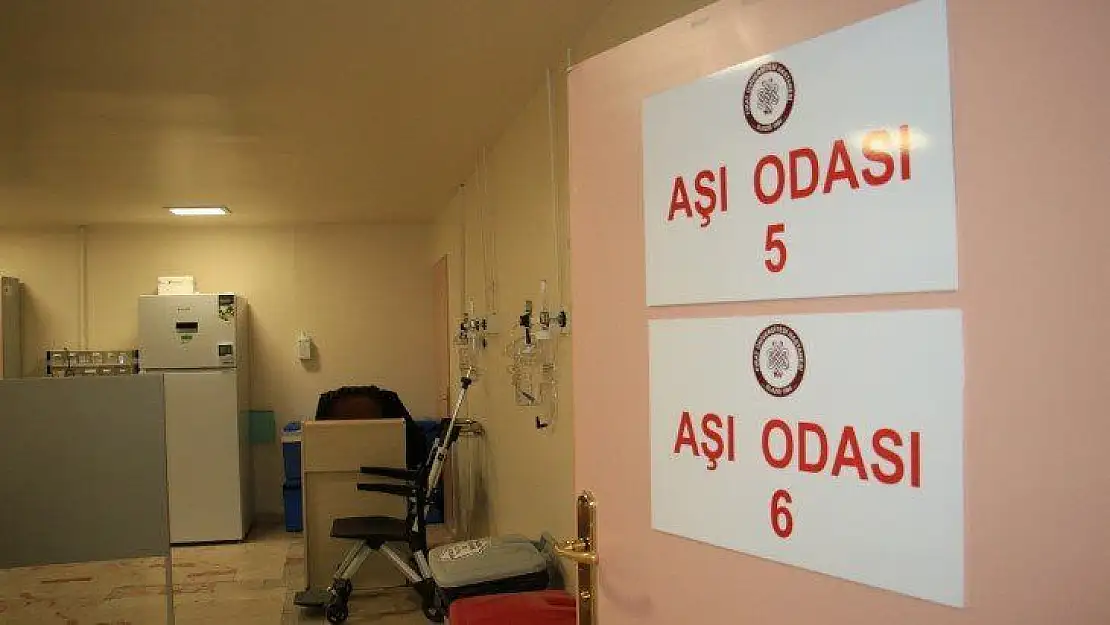 Aşı odaları boş kaldı, Başhekim sırası geleni 'Kliniklerimiz gece 24'e kadar çalışmaktadır' diyerek davet etti