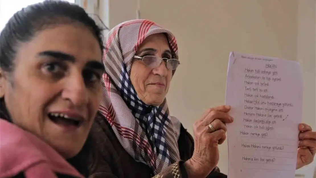 Ayşe teyze, engelli çocuğunu götürdüğü özel eğitim okulunda okuma yazma öğrendi