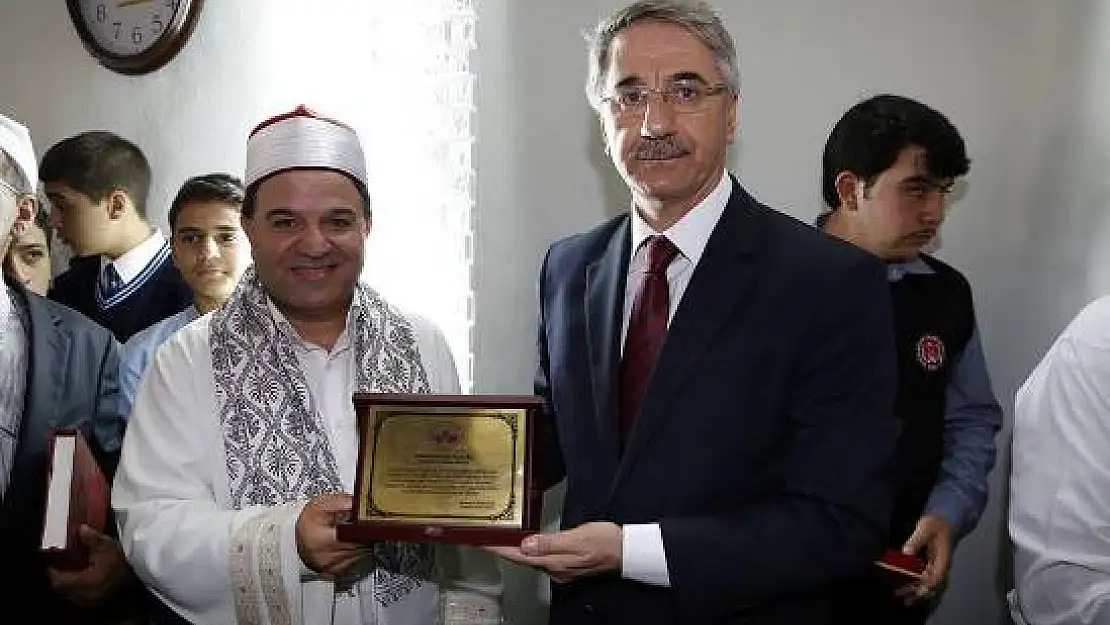 Başkandan Kuran Okuma 1.sine Plaket