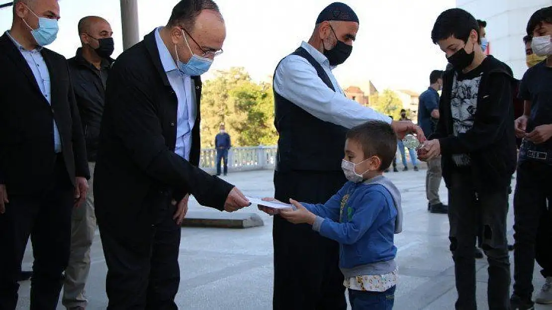 Bayram namazı sonrası vali uyardı, şeker yerine virüs ikram etmeyin