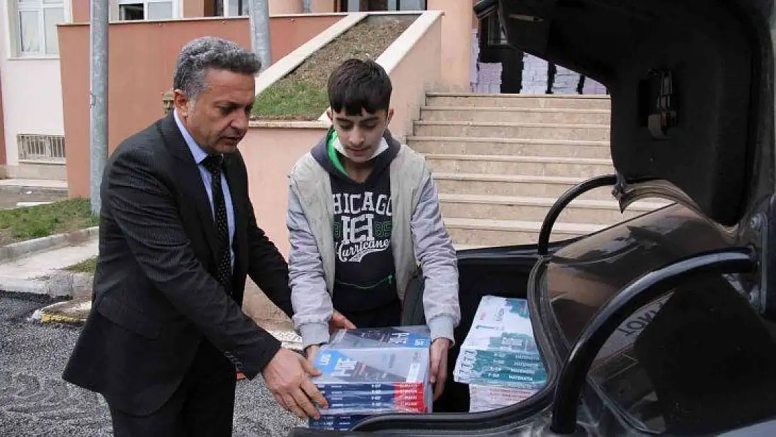 Belediye başkanı köy köy gezip kitap dağıtıyor