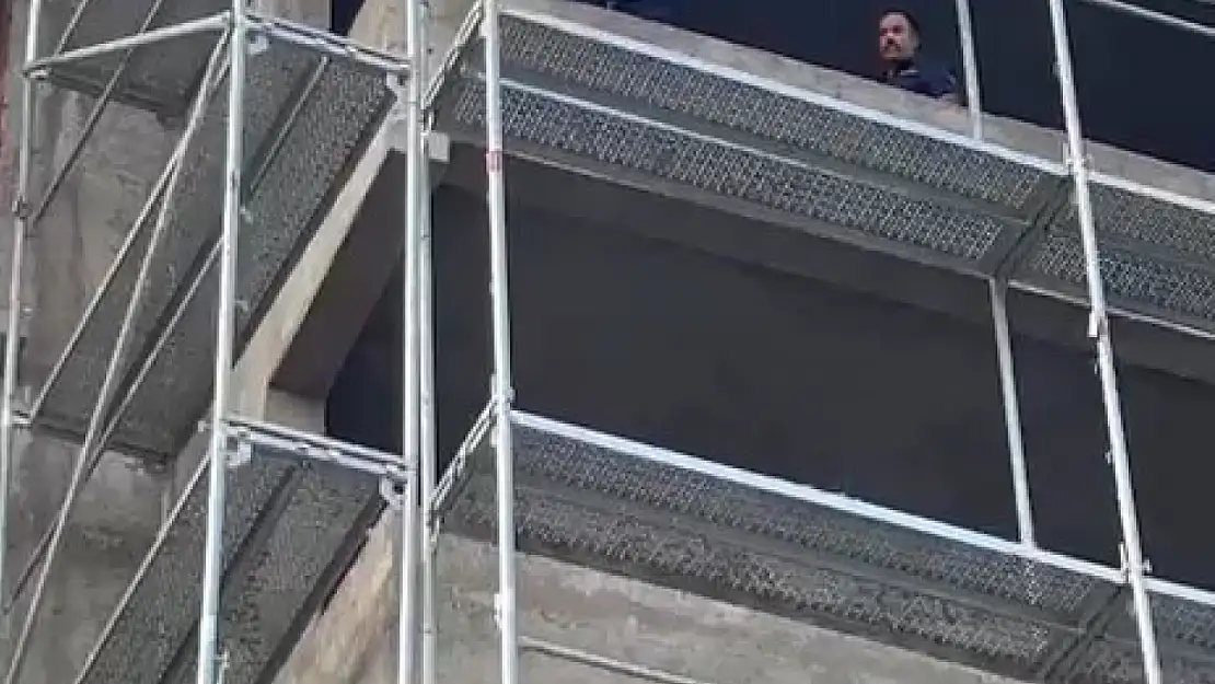 Binadan atlamak isteyen şahsı, itfaiye ekipleri ikna etti