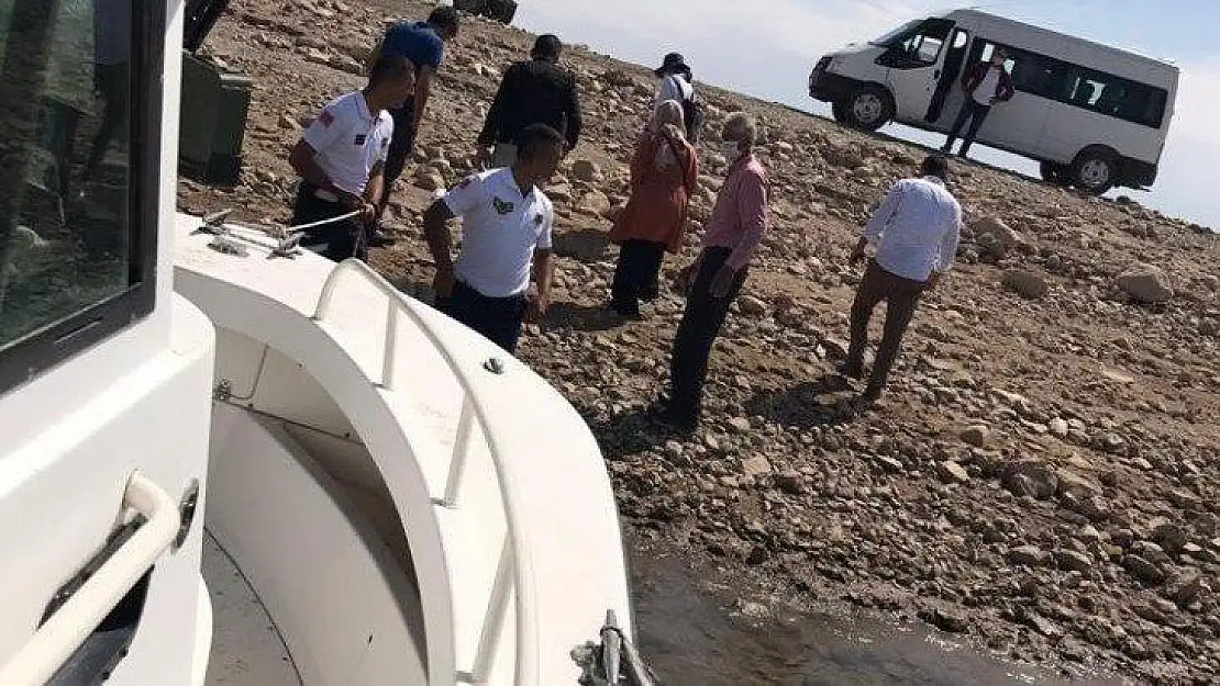 Bot timi, teknesi arızalanan ailenin yardımına yetişti