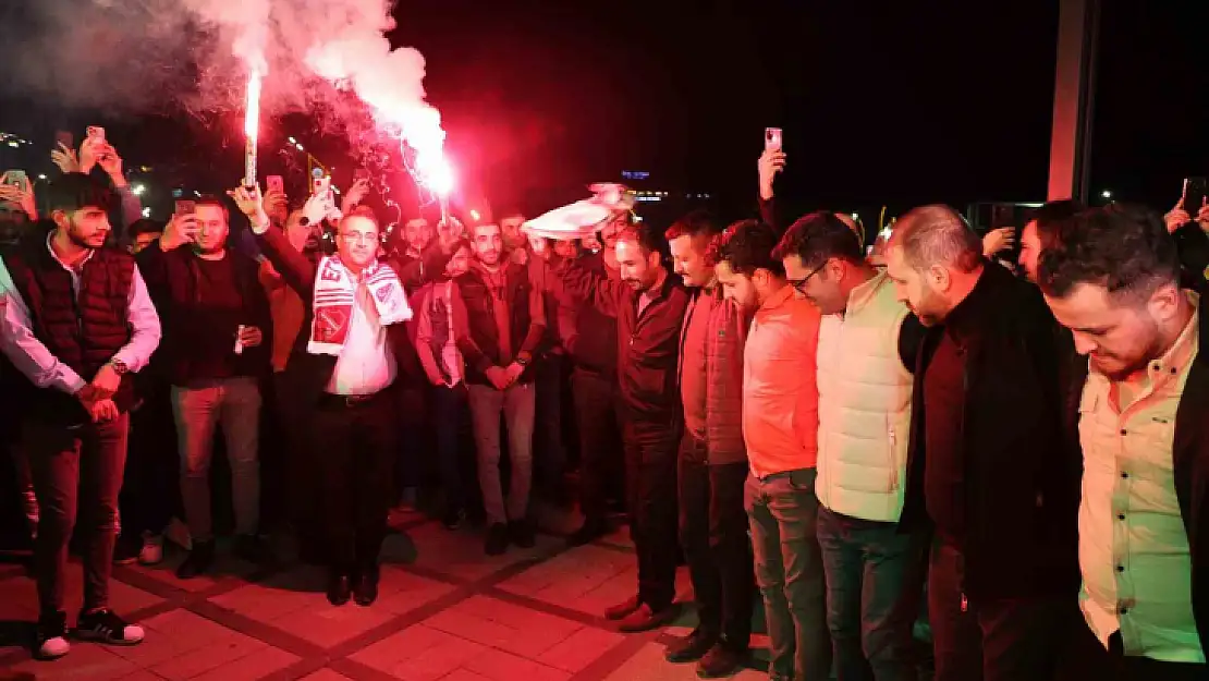 Bu görüntüler miting alanından değil, sahur halayından: Yüzlerce kişi geleneksel sahur halayında buluştu