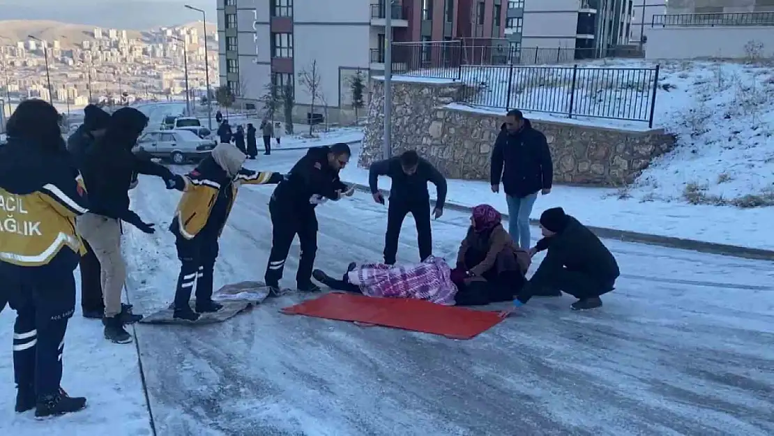 Buzda düşüp yaralanan vatandaşa ulaşmak için insan zinciri oluşturdular, ayakkabılarını çıkarıp yere kilim serdiler