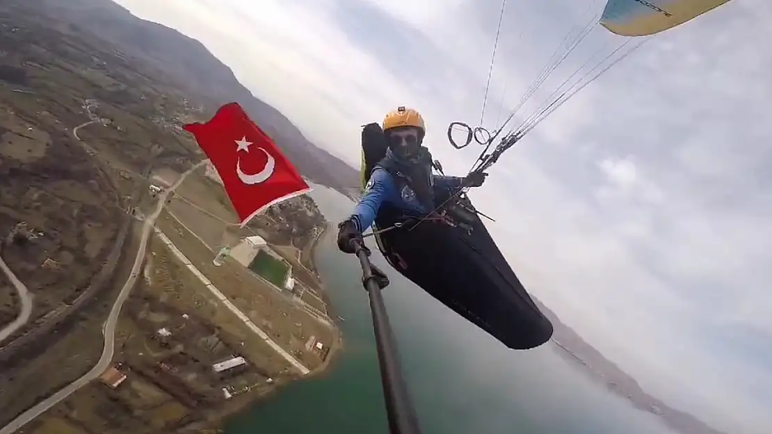 Çanakkale Zaferinin yıl dönümünü, gökyüzünde paraşütle uçarak kutladı