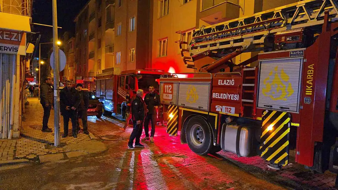 Çatı katından çıkan dumanlar itfaiyeyi alarma geçirdi