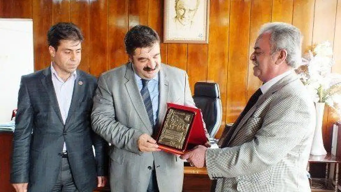 Bilginoğlu'na Teşekkür Plaketi