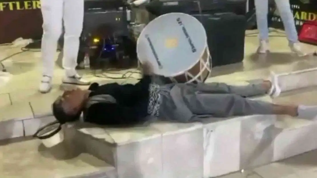 Akrobatik hareketlerle Davulcu Show