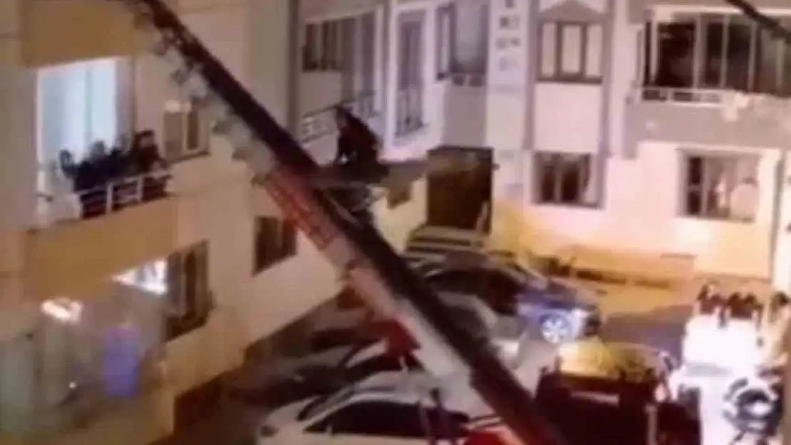 Kaçan damat için yük asansörüyle eve girdiler