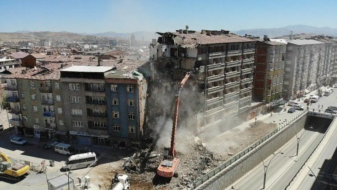 Depremin vurduğu Elazığ'da yıkımlar hızlandırıldı, 16 noktada çalışma başladı