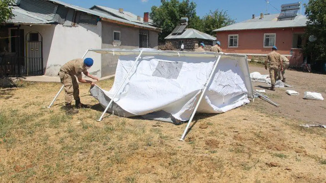 Depremin vurduğu köylerde çadırlar kurulmaya başlandı