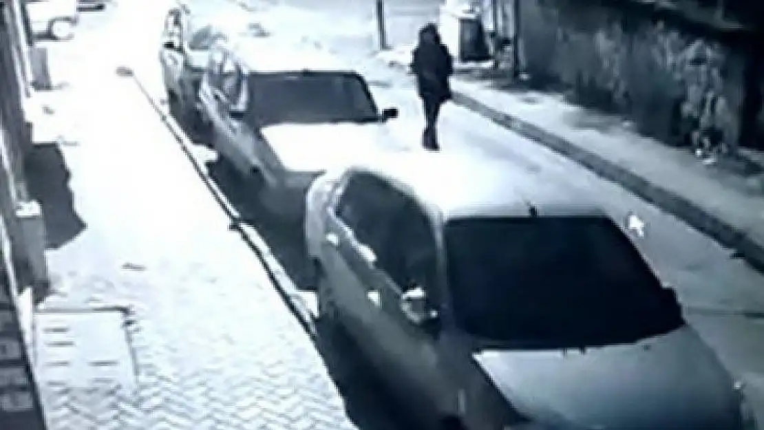 Dört iş yerinin camlarını kırdı