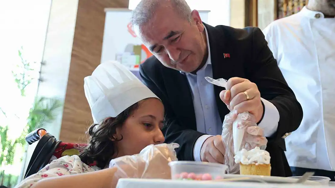 Down sendromlu bireyler pasta süsleme yarışmasında hünerlerini gösterdi
