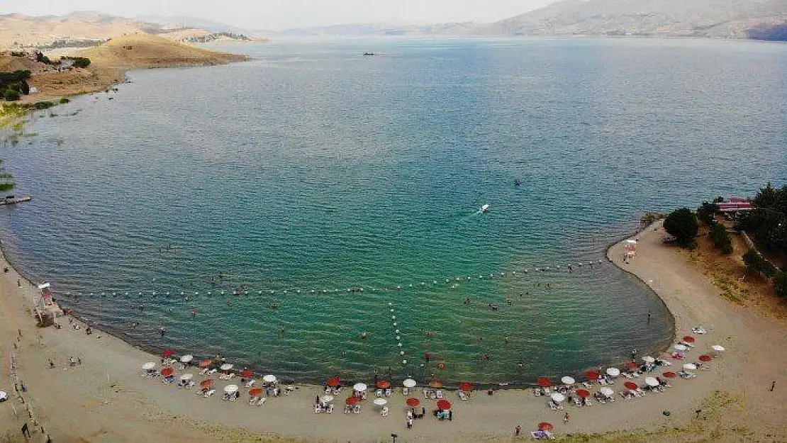 Hazar Gölü, bayram tatilini fırsat bilenlerin akınına uğradı