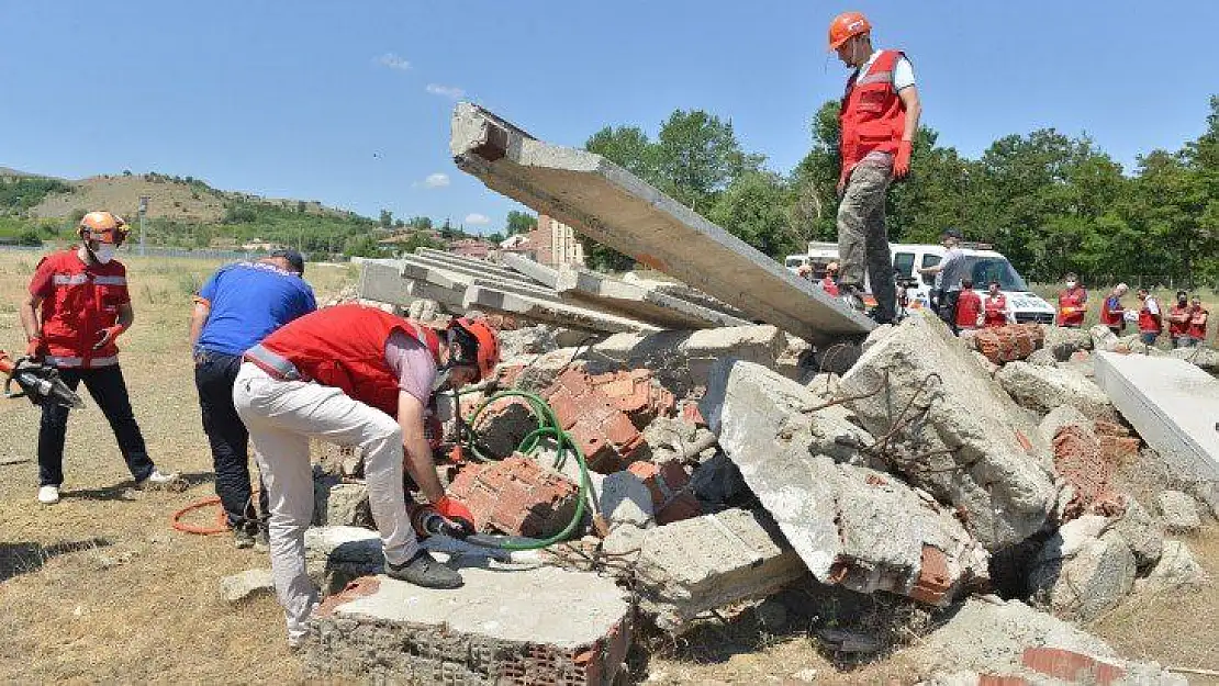 Eğitimcilerden gerçeği aratmayan deprem tatbikatı