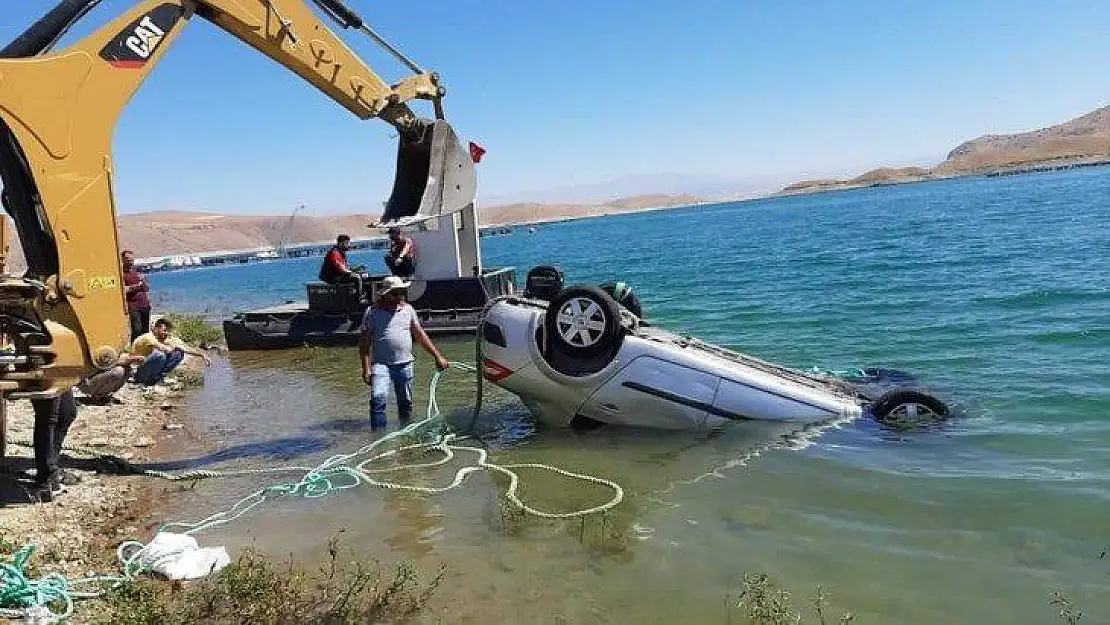 El frenini çekmeyi unutunca yeni aldığı aracı baraja gömüldü