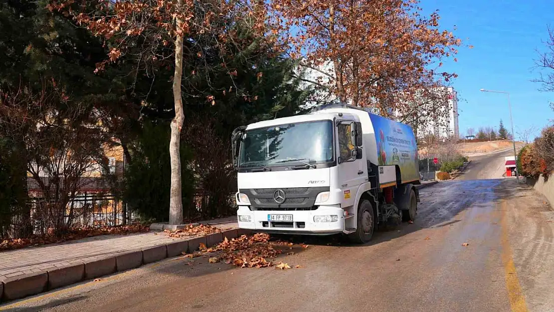 Elazığ Belediyesi ekipleri, kentin dört bir yanında yoğun mesaisini sürdürüyor