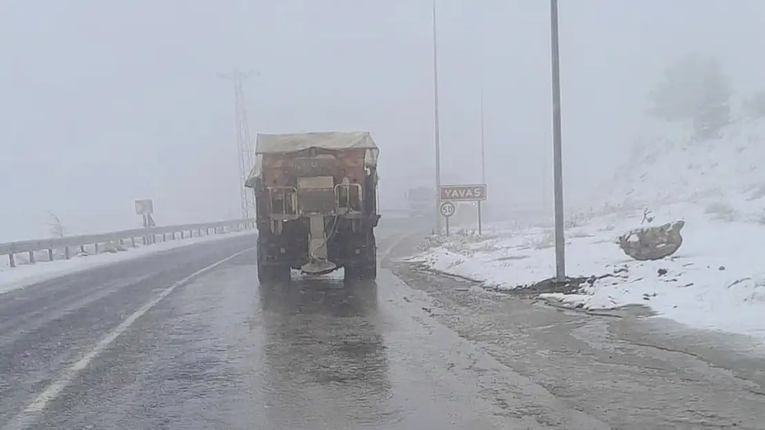 Elazığ Belediyesi karla mücadele çalışmalarına aralıksız devam ediyor