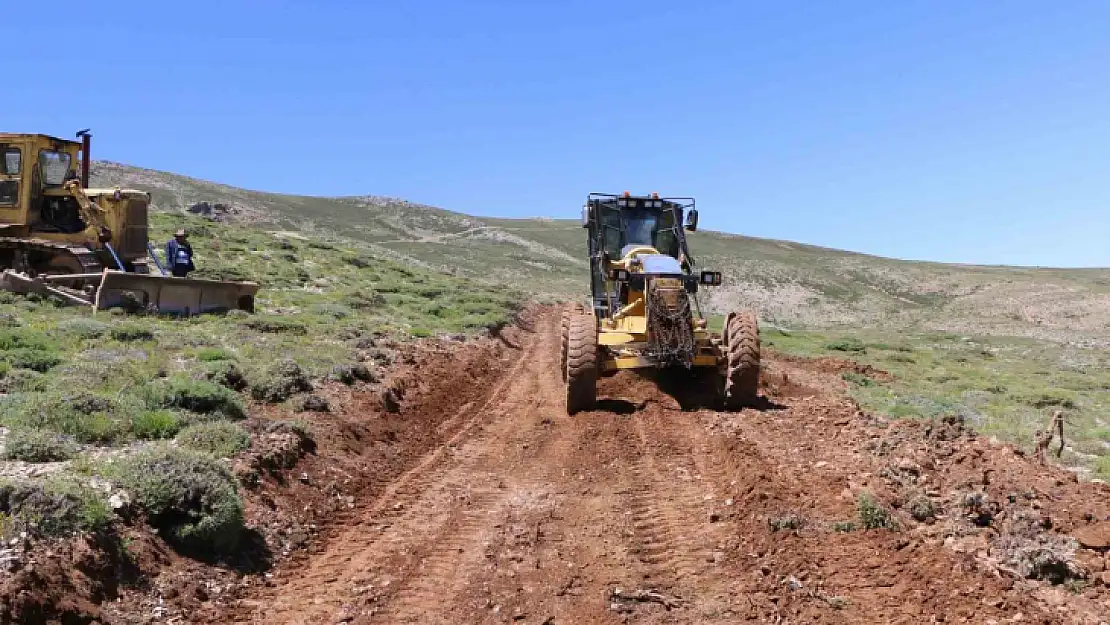 Elazığ'da  yayla yolu yapım çalışmaları sürüyor