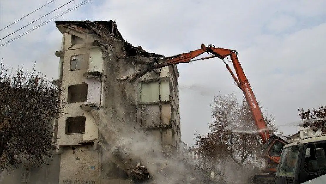 Elazığ'da 5.3'lük depremde ikinci kez hasar alan binanın kontrollü yıkımı başladı