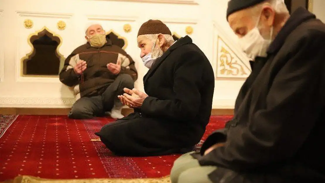 Elazığ'da 65 yaş üstünün sabah namazı mutluluğu