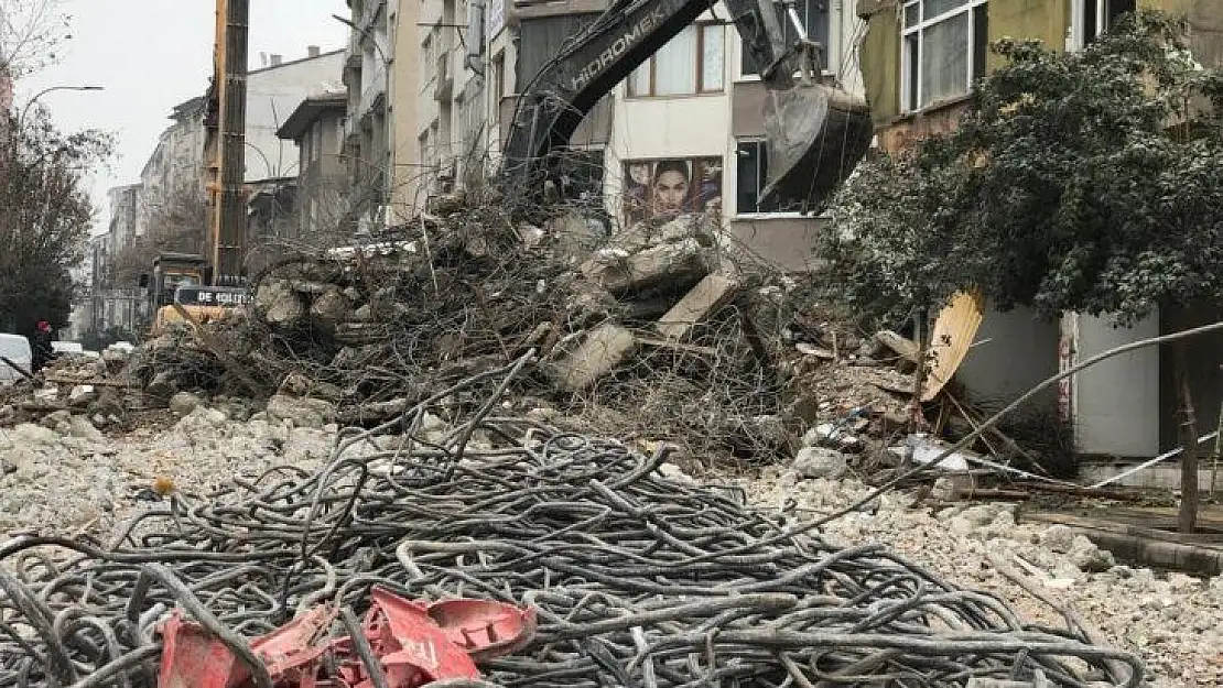 Ağır hasarlı binaların yıkımları