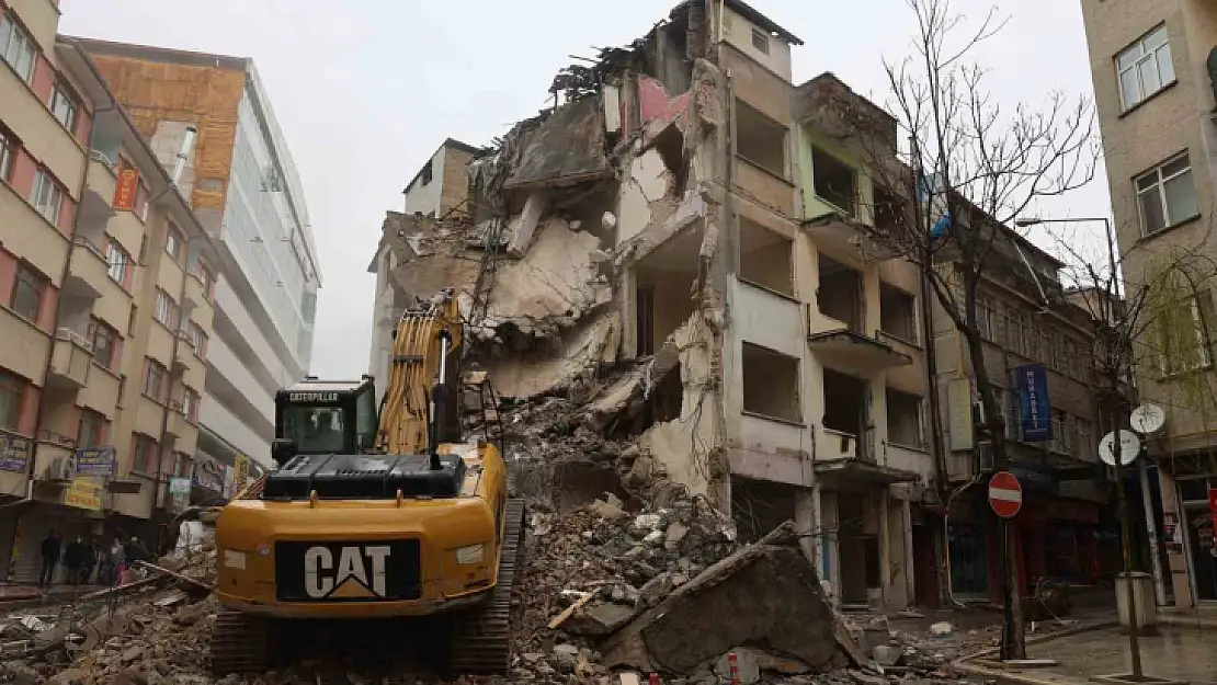 Elazığ'da ağır hasarlı yapıların yıkımı sürüyor