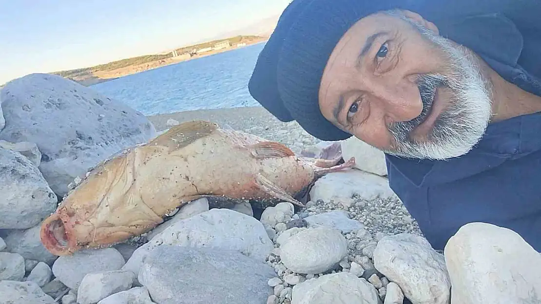 Elazığ'da amatör balıkçı 24 kiloluk sazan yakaladı