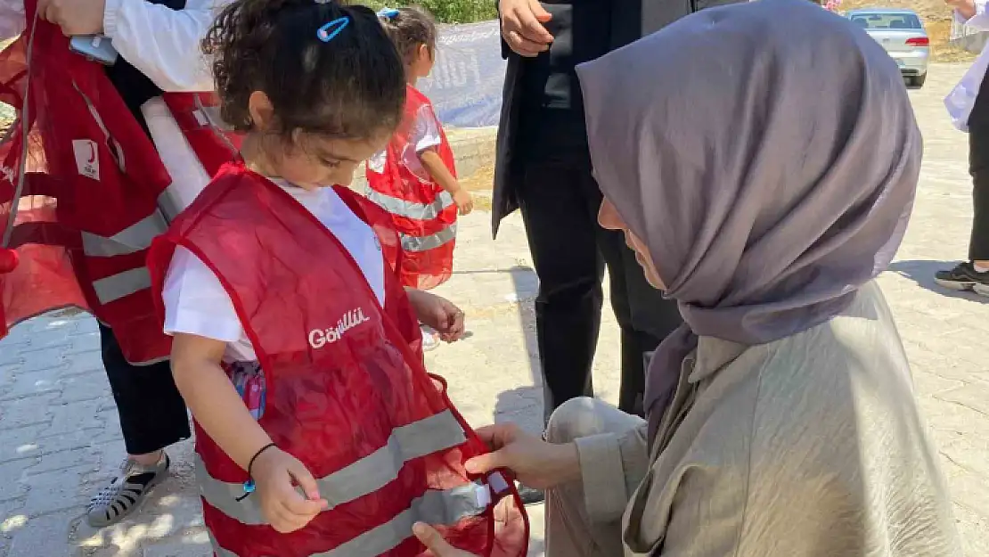 Elazığ'da anaokulu öğrencilerinden yürekleri ısıtan davranış