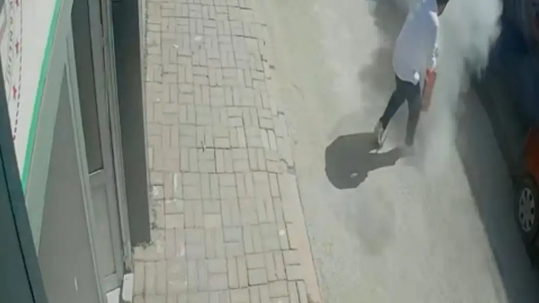 Elazığ'da araç yangını güvenlik kameralarına yansıdı