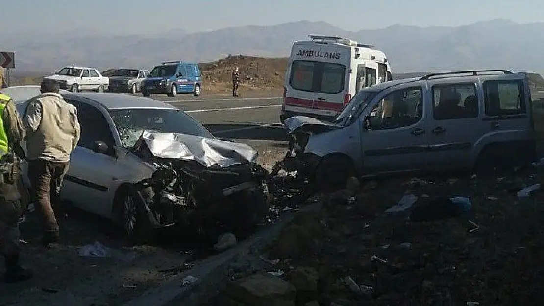 Elazığ'da araçlar kafa kafaya çarpıştı: 1 çocuk öldü, 7 kişi yaralandı