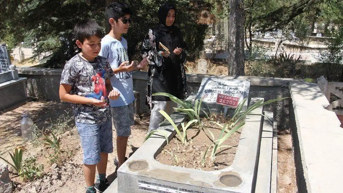 Elazığ'da arefe günü mezarlıklarda ziyaretçi yoğunluğu