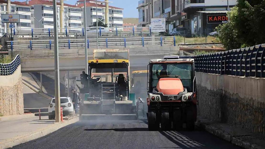 Elazığ'da asfaltlama çalışmaları sürüyor