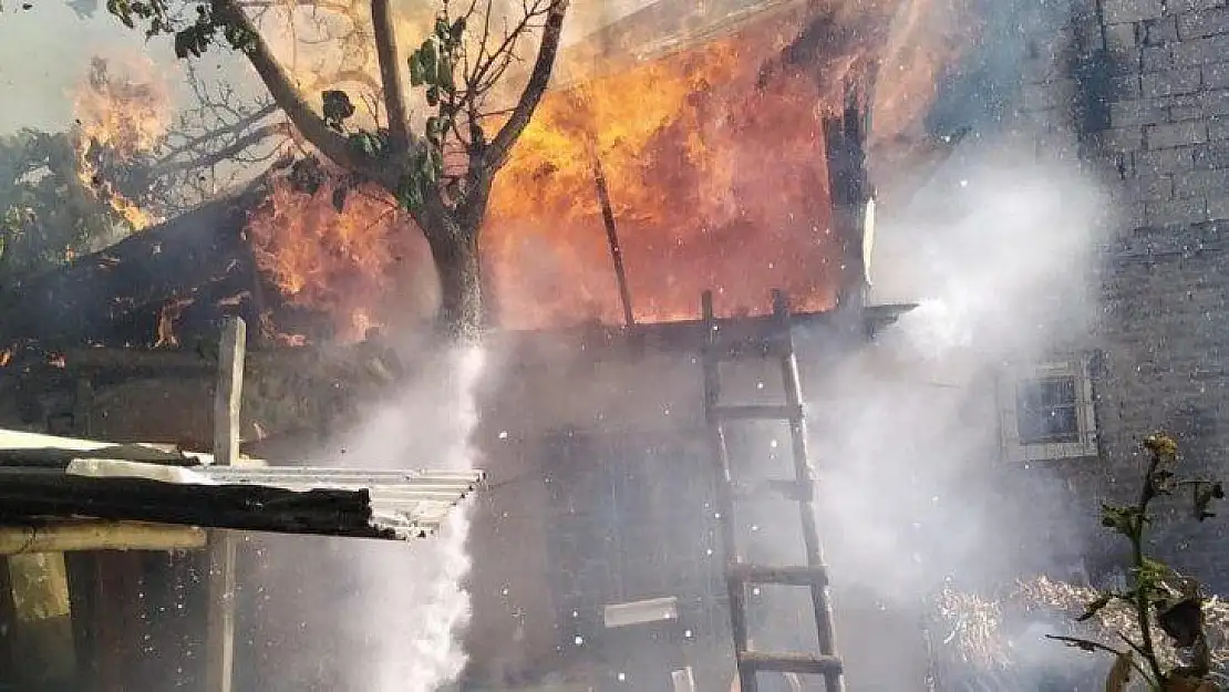 Elazığ'da çatı yangını