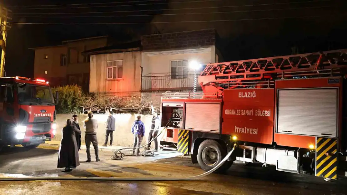 Elazığ'da çatı yangını