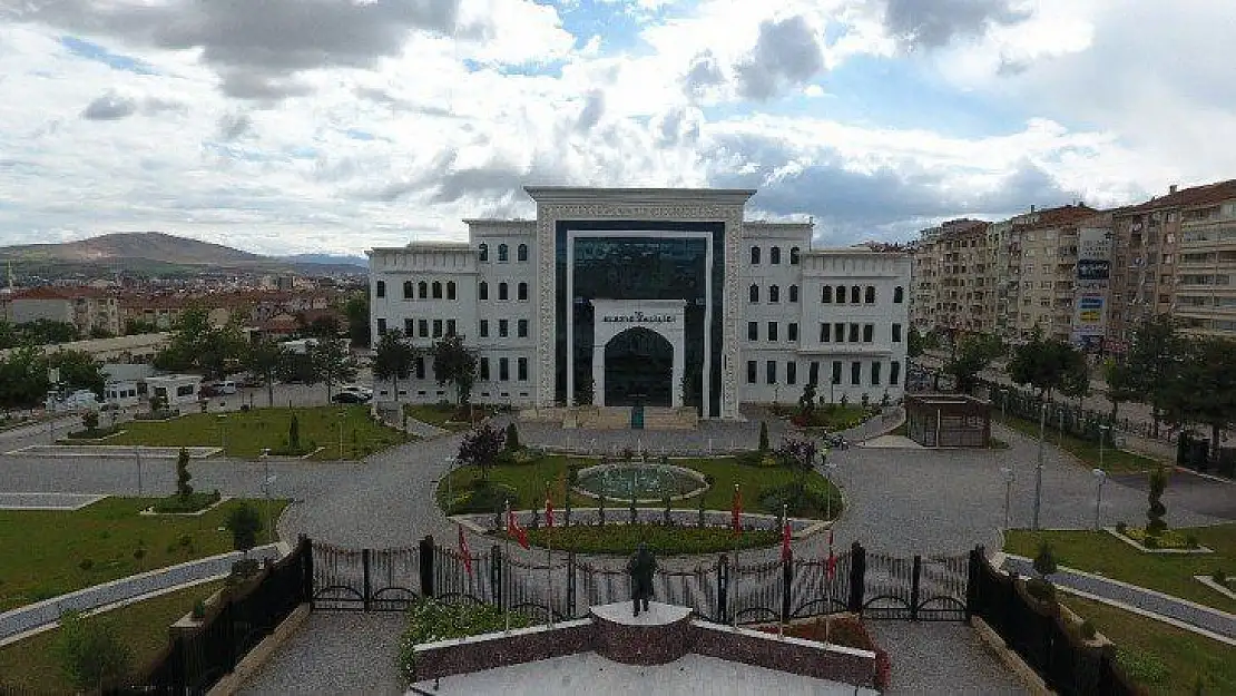 Elazığ'da Covid-19 tedbiri: Caddelere kısıtlama, evlere uyarı etiketi