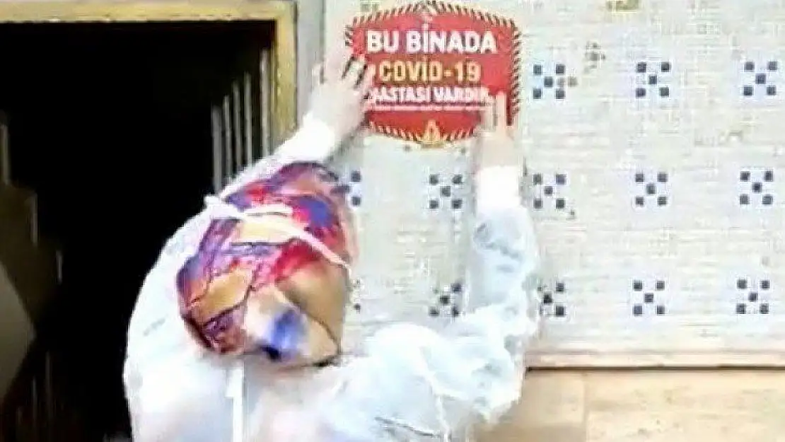Elazığ'da Covid-19 vakası çıkan evlere uyarı etiketi