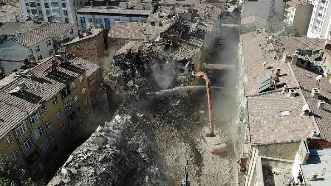 Elazığ'da deprem sonrası harabeye dönen 10 bin konut yıkıldı
