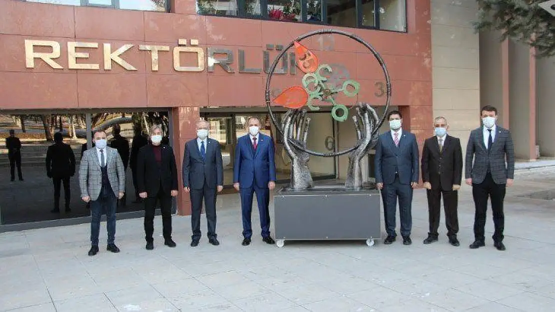 Elazığ'da depremde enkazdan toplanan parçalarla 'Deprem Anıtı'